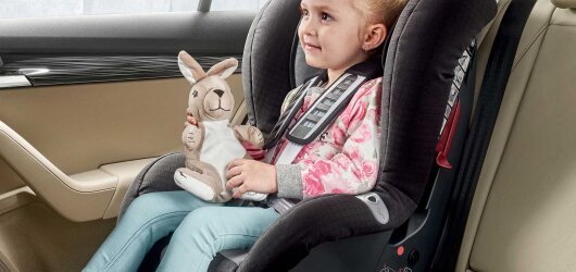 Liten jente i barnesete bak i bil